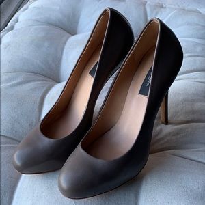 Ann Taylor | Dark Nude Leather Heel | Size 7